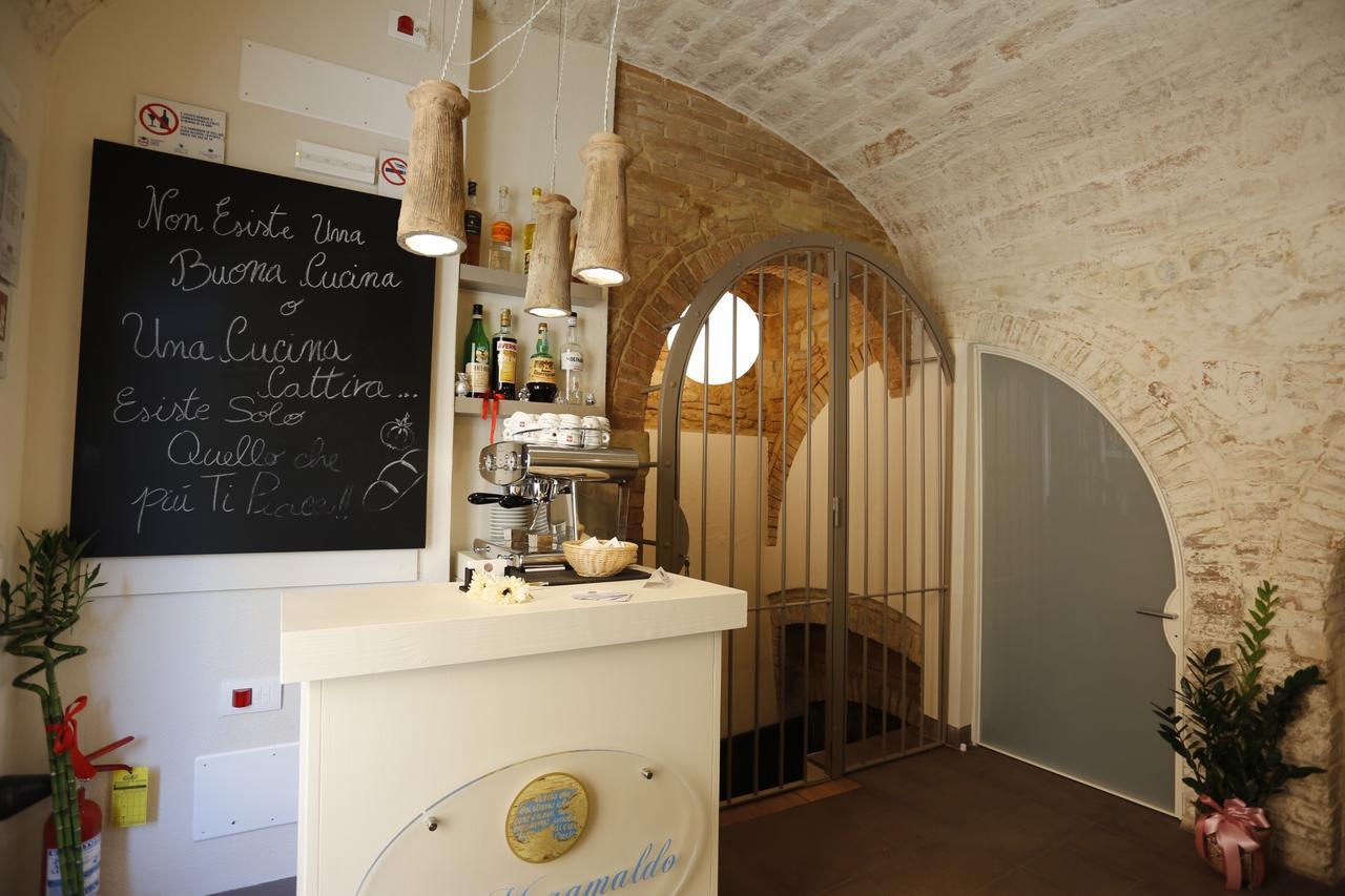 Il Maramaldo Bed&Breakfast-Restaurant Lajatico Exteriör bild